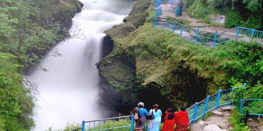 पर्यटकलाई लोभ्याउने पाताले छाँगो 'डेभिज फल्स' अवलोकन गर्ने बढे
