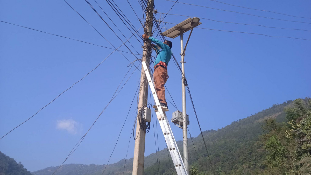 पोलमा चढेर निशुल्क विजुली मर्मत गर्ने वडा सदस्य, जसको घर क्षेत्रमा फ्री वाईफाई सुविधा छ  