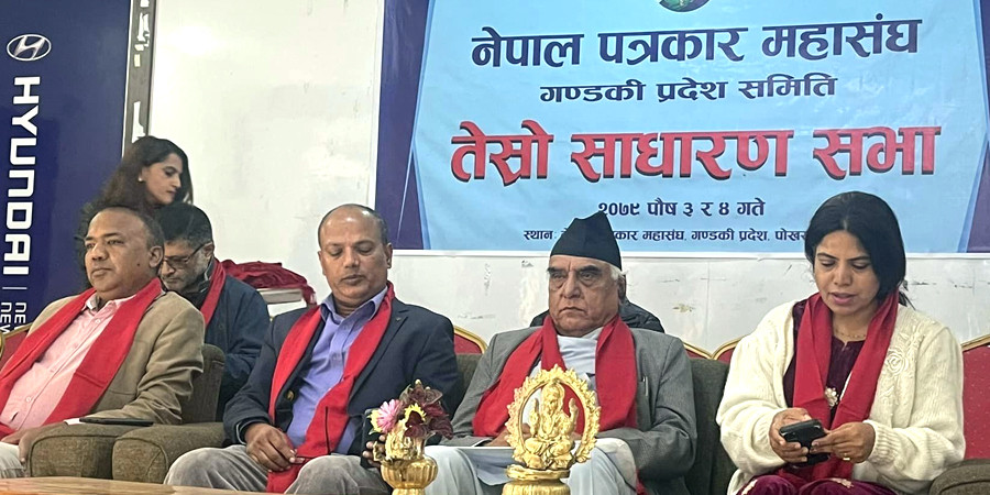 दुबै खुट्टा गुमाएका आईतरामलाई युवा क्लबद्वारा रकम हस्तान्तरण 