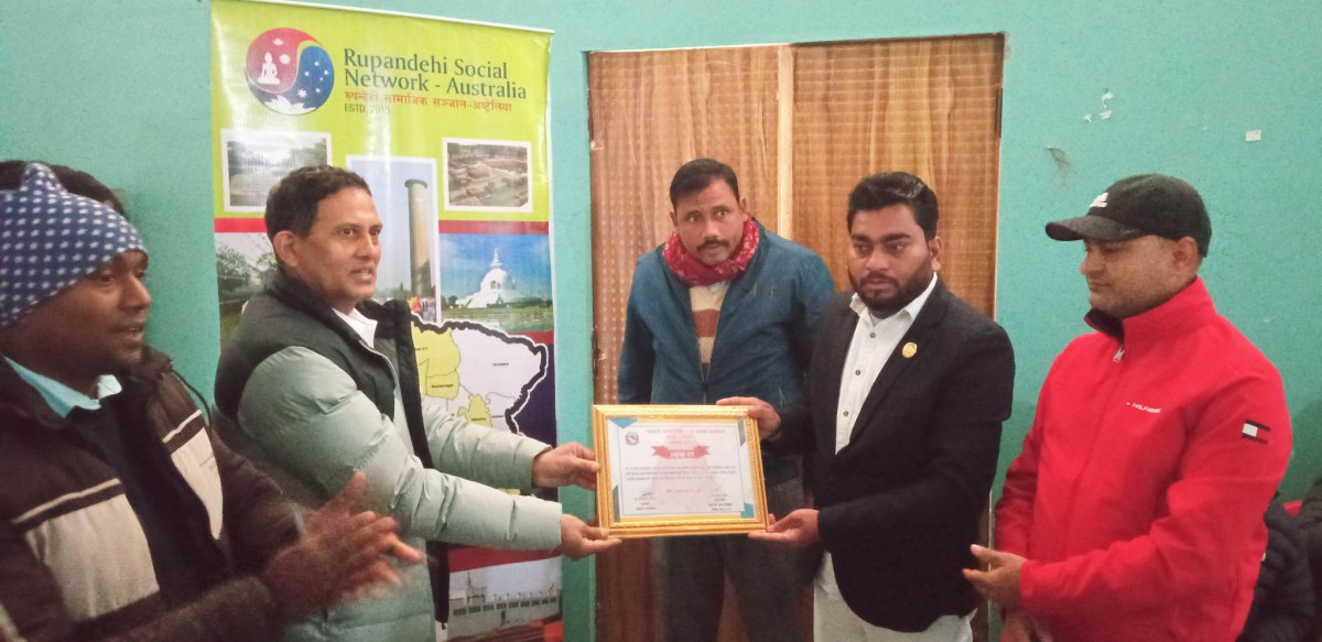 वडा अध्यक्षद्वारा जेहेन्दार विद्यार्थीलाई शैक्षिक सामाग्री बितरण