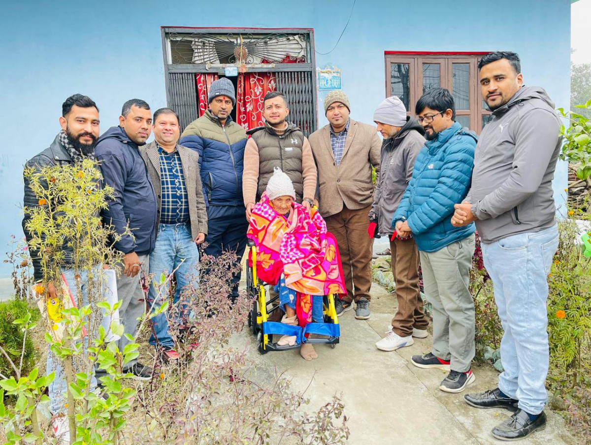 रोटरी क्लब अफ देवदहद्वारा ह्विलचियर वितरण