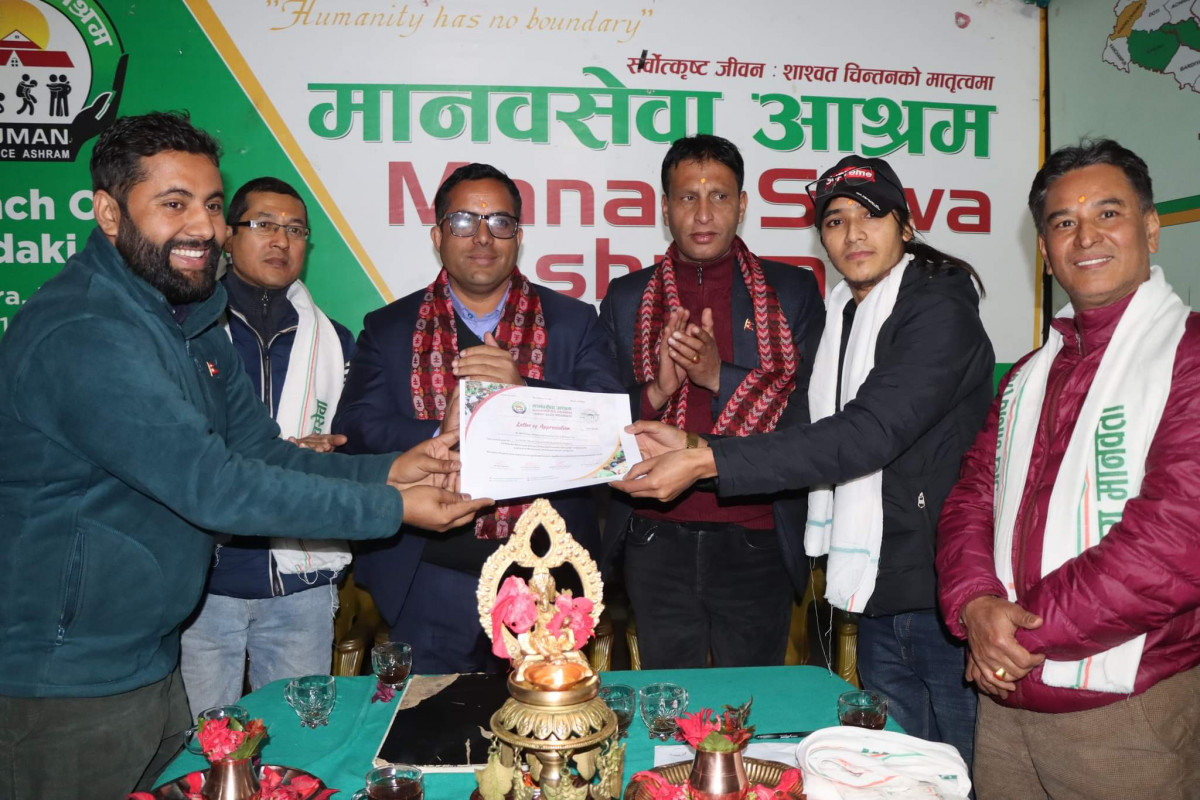 पत्रकार थापाले प्राप्त गरेको पुरस्कार मानवसेवा आश्रमलाई प्रदान