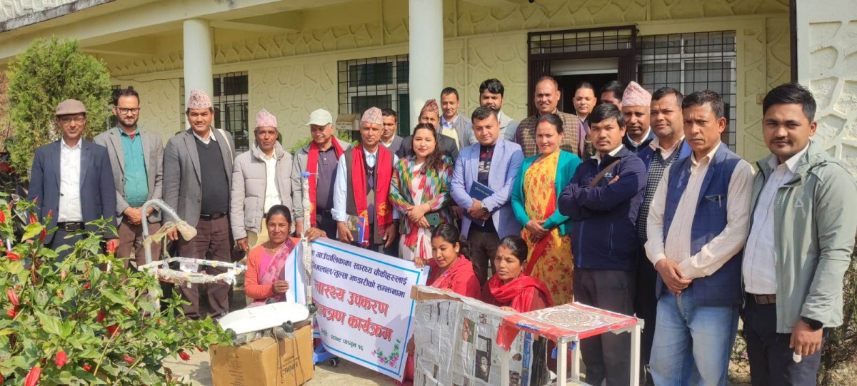 भण्डारीद्वारा इस्माका स्वास्थ्य संस्थालाई स्वास्थ्य सामाग्री प्रदान