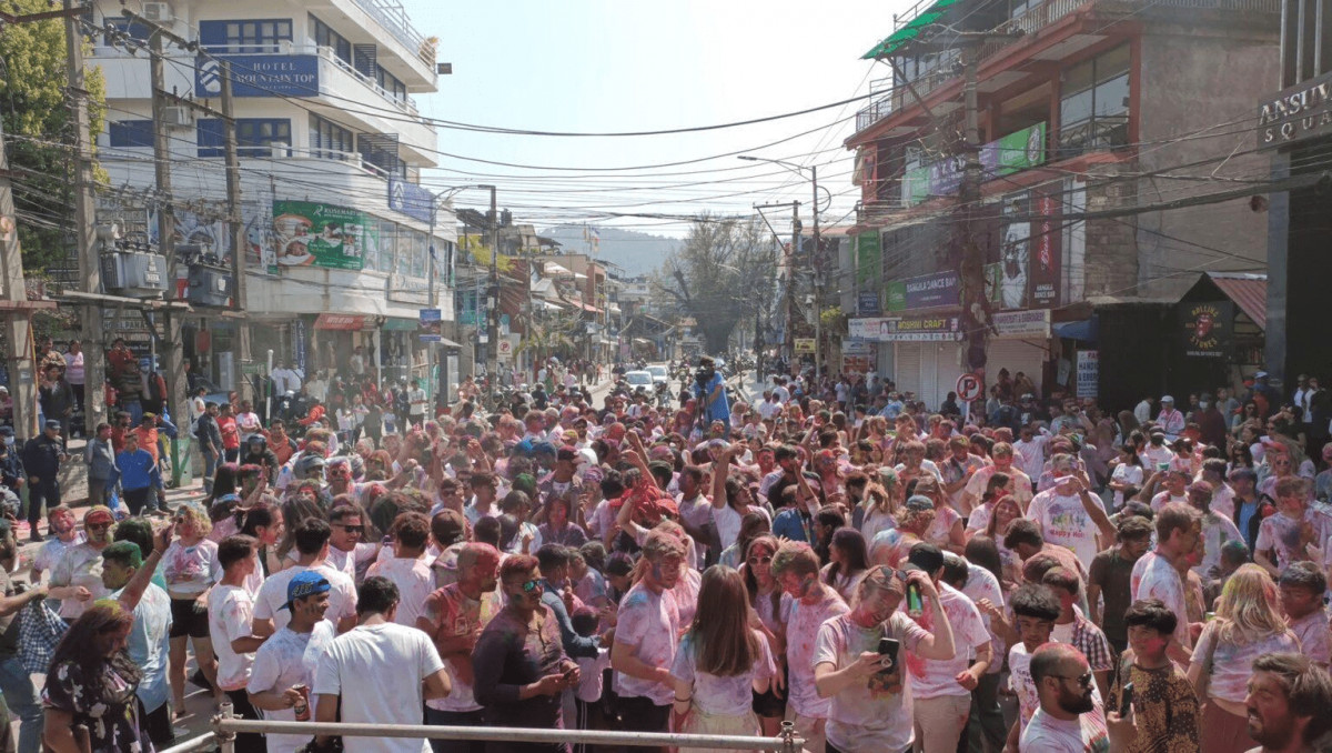 लेकसाइडको होली उत्सवमा रंगसंगै रमाए पर्यटक