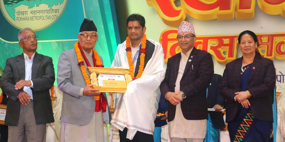 कास्कीमा हात पारे तिन बरालले टिकट