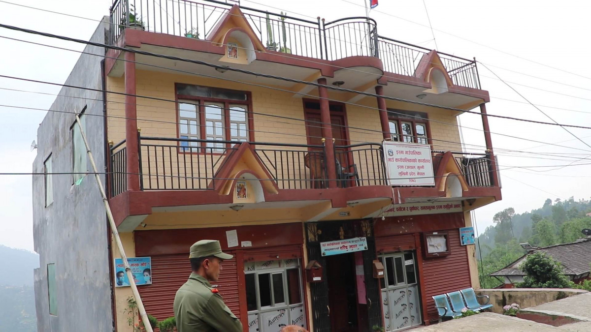 भण्डारीद्वारा इस्माका स्वास्थ्य संस्थालाई स्वास्थ्य सामाग्री प्रदान