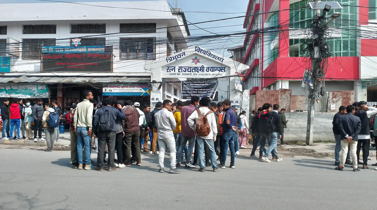 नतिजामा त्रुटि भन्दै आर आर क्याम्पसका विद्यार्थी आन्दोलनमा