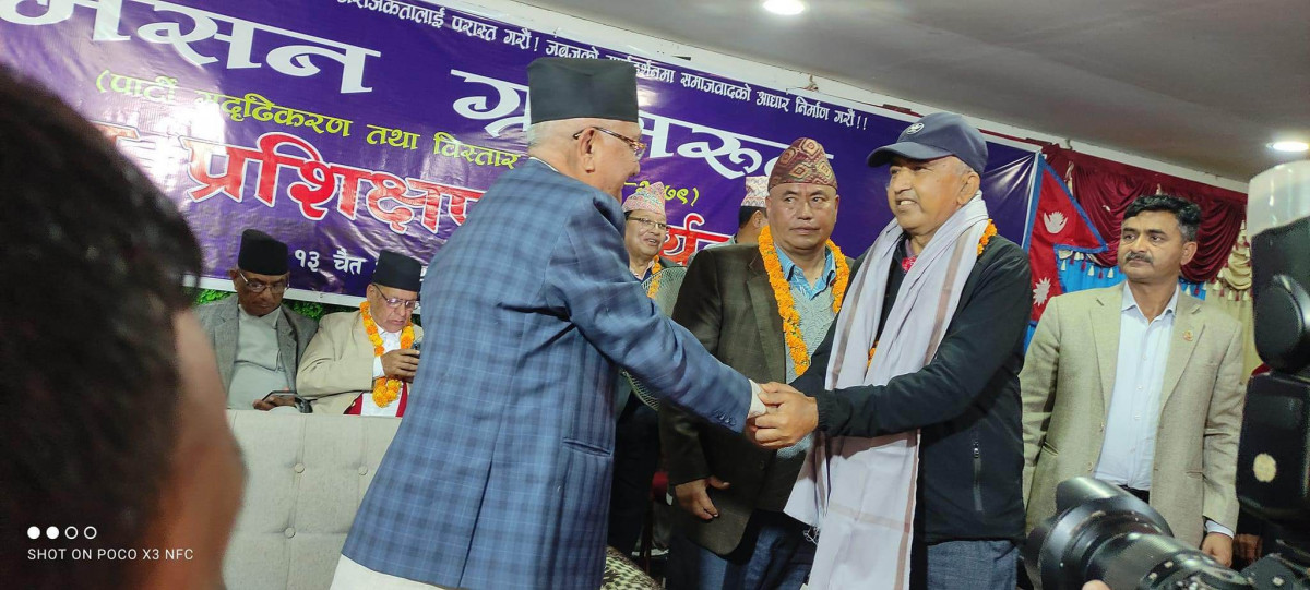 ओलीद्वारा जनयुद्धमा ज्यान गुमाएका परिवारका सदस्यलाई 'शहिद परिवार'काे रुपमा अभिनन्दन