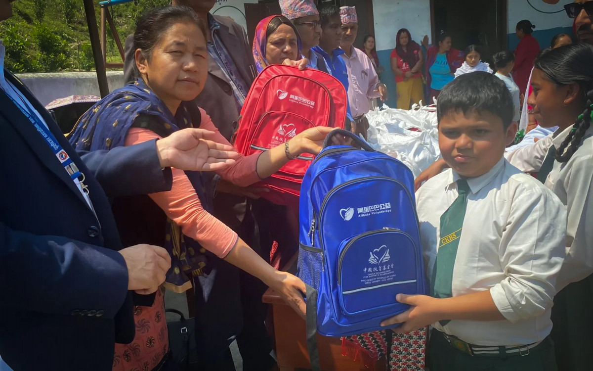 चिनियाँ विद्यार्थीले पठाएको शैक्षिक सामग्री गुल्मीमा वितरण 