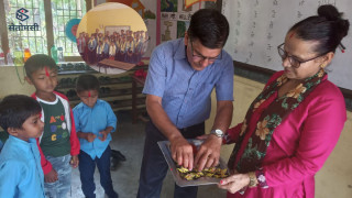 नवआगन्तुक विद्यार्थीलाई जनता माविमा अबिर र खादासंगै चकलेटले स्वागत