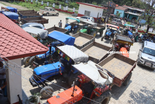 ट्याक्टर चालक र मजदुरले गरे देवदह नगरपालिका घेराउ