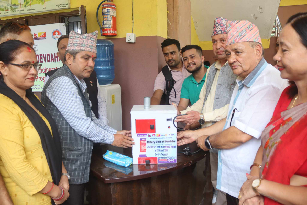 रोटरी क्लबद्वारा क्याम्पसलाई 'प्याड डिस्पोजल मेसिन' प्रदान