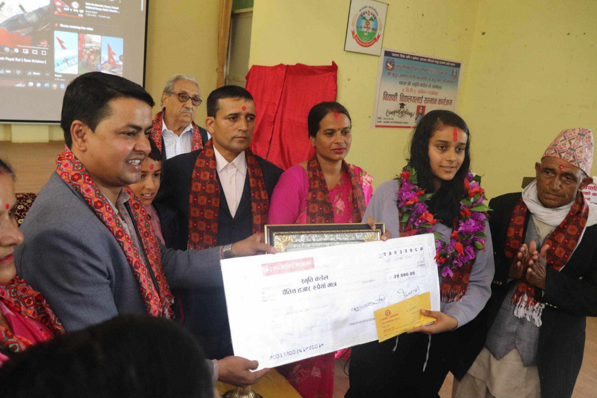 उत्कृष्टता हासिल गर्ने छात्रा सम्मानित