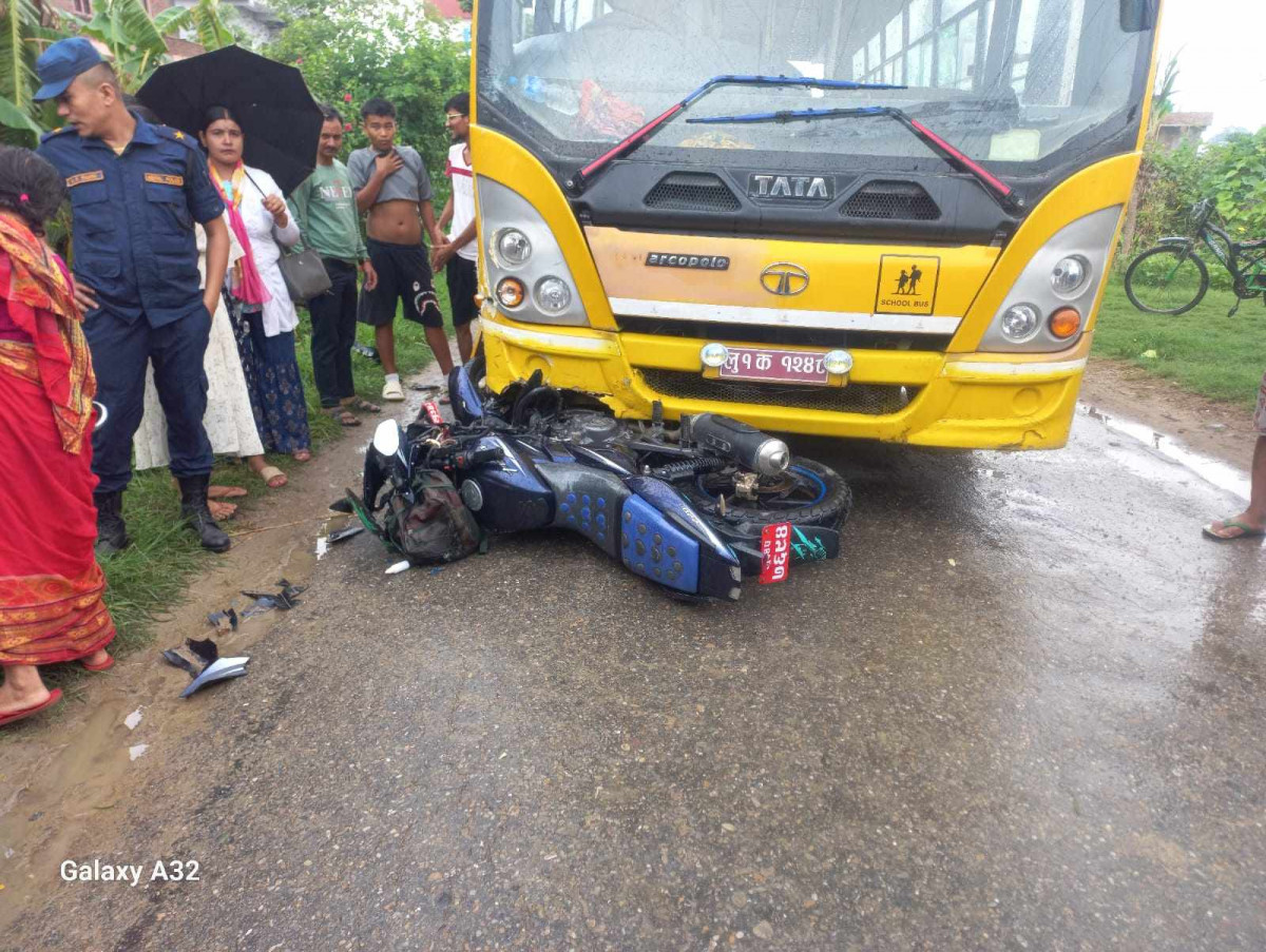 देवदह बुद्ध पब्लिकको स्कुल बसले मोटरसाइकललाई ठक्कर दिंदा एकजना गम्भीर घाईते