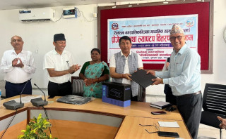 विद्यालयलाई ल्यापटप र प्रोजेक्टर वितरण गर्दै तिलोत्तमा