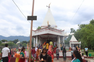 साउनको पहिलो सोमबार, बिहानैदेखि लोकेश्वर मन्दिरमा भिड (फोटो फिचर)