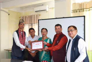 खयरडाँडा क्षेत्र उत्खनन् गर्ने टोलिलाई सम्मान