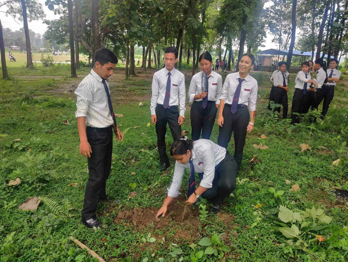 देवदह बुद्ध पब्लिक स्कुलका विद्यार्थीले रोपे एक हजार बिरुवा