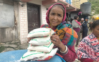 सहरमा सुनको चर्चा, गाउँमा नुनले मर्का : ५ केजी नुन किन्दा पाँचै हजार पर्छ !