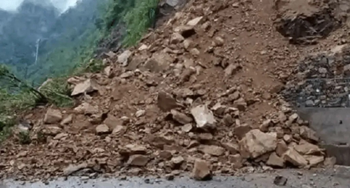 पहिरो खस्दा पृथ्वी राजमार्ग पूर्णरुपमा अवरुद्ध