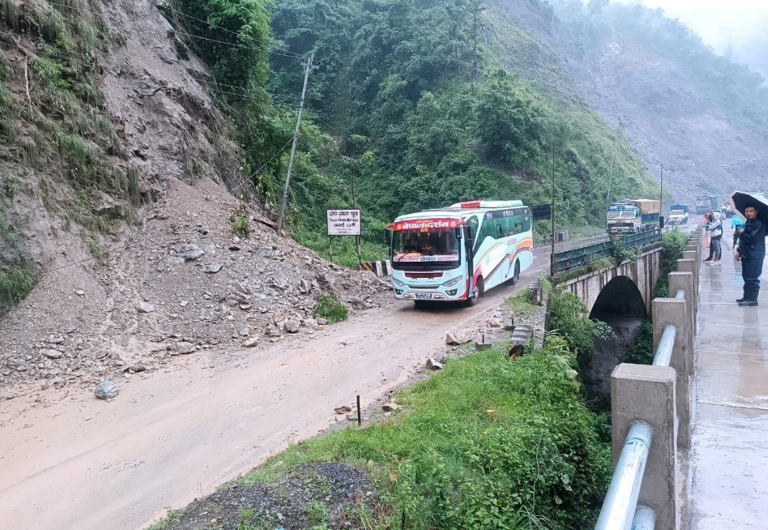 सिमलतालमा सडक भासिएपछि मुग्लिन–नारायणगढ सडक एकतर्फी