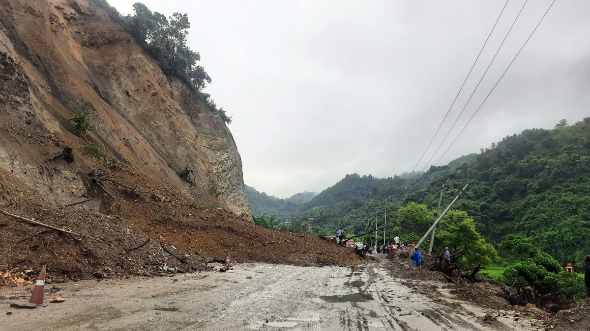 पहिरोले अवरूद्ध पृथ्वी राजमार्ग सञ्चालन आयो