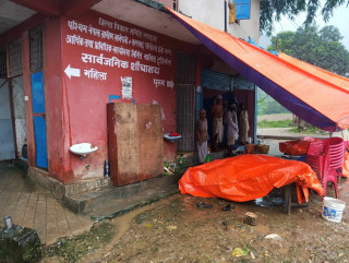 गरिबका पीडा : सार्वजनिक शौचालयमा काजकिरिया  
