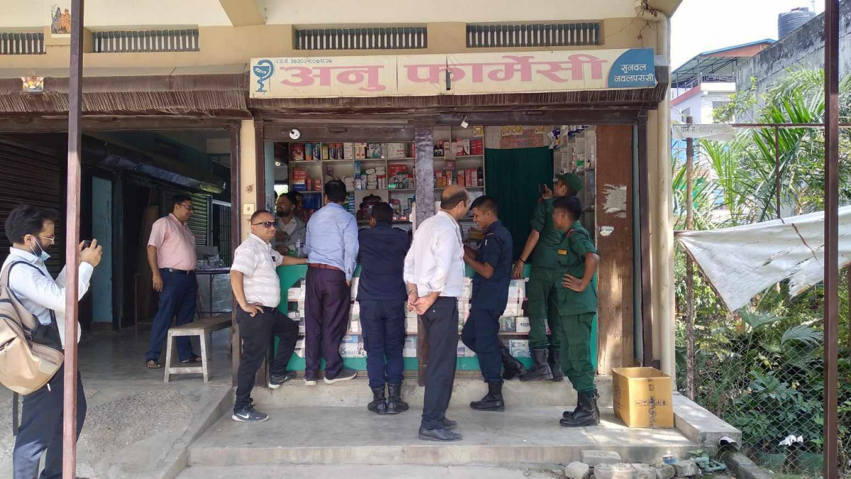 सुनवलका औषिध पसलमा किराना सामान बिक्री 