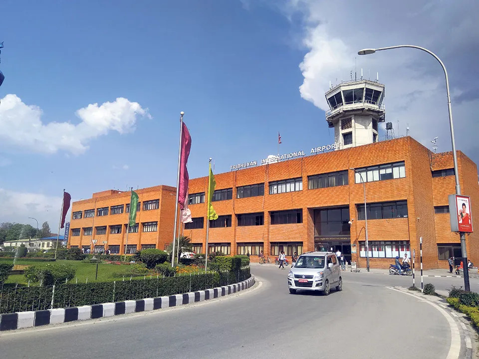 थाइल्याण्ड उड्न लागेका तीन जना विमानस्थलबाट पक्राउ  