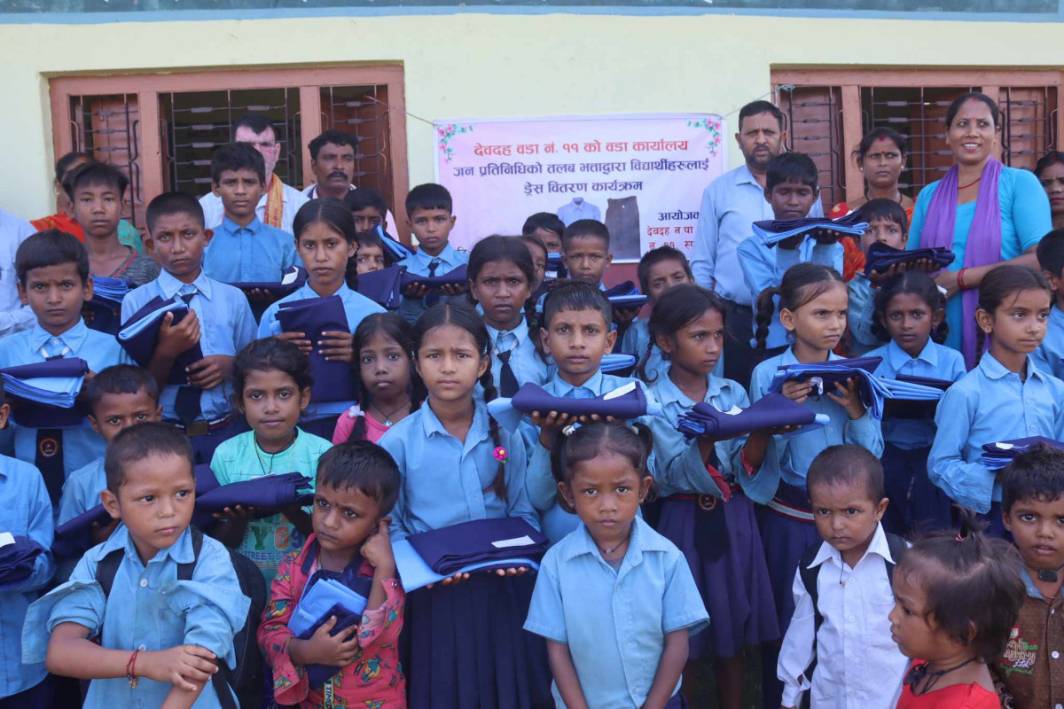 कोभिड बिरामीलाई निःशुल्क बेसार-ज्वानो पानी, चिया र अण्डा वितरण गर्दै माओवादी केन्द्र