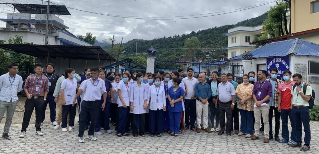 लमजुङमा डाक्टरमाथि वडाध्यक्षको मुक्का, वडाध्यक्षलाई पक्राउ गरी मुद्धा