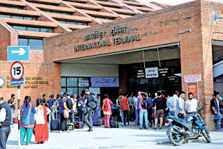 अब नेपाल फर्किंदा अरूको सामान लिएर आए कारबाही