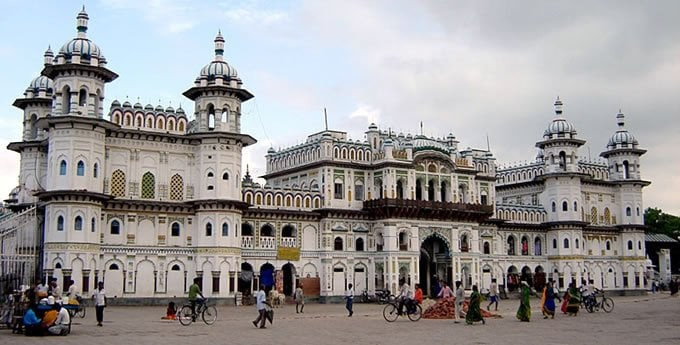 काँग्रेसका मधेस प्रदेश सांसदद्धारा पदीय आडमा जनकपुरधामस्थित मठ मन्दिरको जग्गा कब्जा