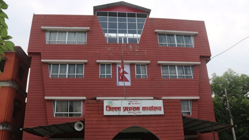 कोभिड बिरामीलाई निःशुल्क बेसार-ज्वानो पानी, चिया र अण्डा वितरण गर्दै माओवादी केन्द्र