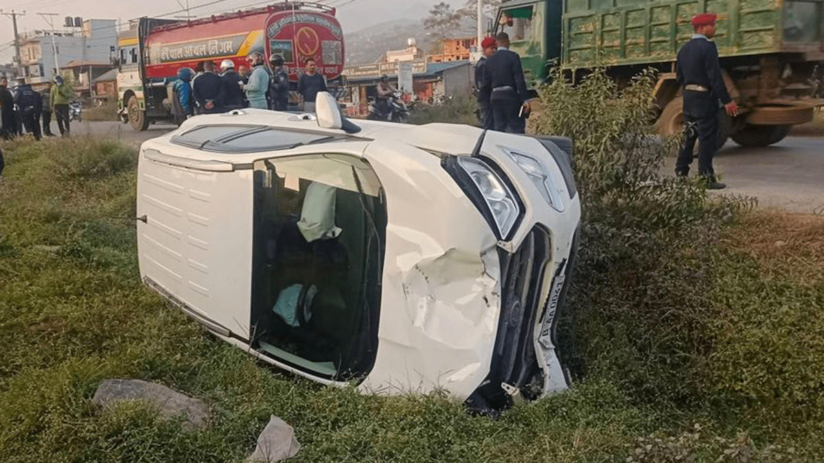 कारले स्कुटरलाई ठक्कर दिँदा दुई जनाको मृत्यु