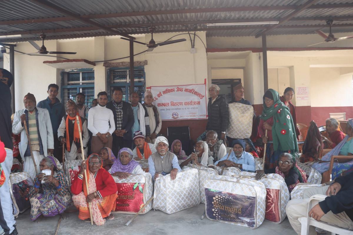 जेष्ठ नागरिकलाई देवदहमा कम्बल वितरण