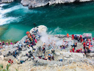 बझाङको धार्मिकस्थल तपोवनमा स्नान गर्नेको घुइँचो