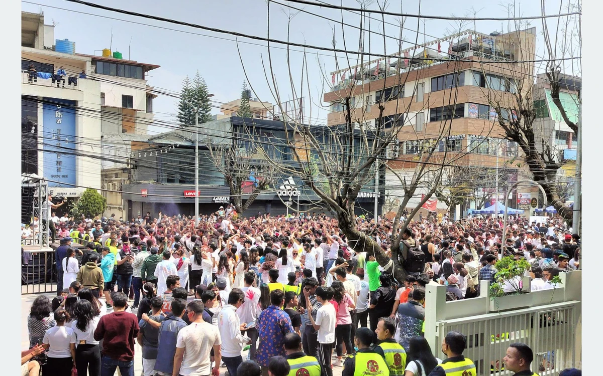 वसन्तपुरमा होलीको चहलपहल शुरु, चीर पूजा गर्नेको भीड