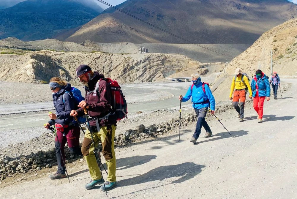 मुस्ताङ भित्रने पर्यटक र तिर्थयात्रीको स्वास्थ्य परीक्षण