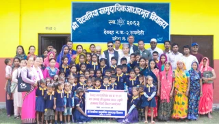 आफ्नो मासिक तलवबाट विद्यालयमा टिर्सट वितरण गर्दै वडाअध्यक्ष यादव