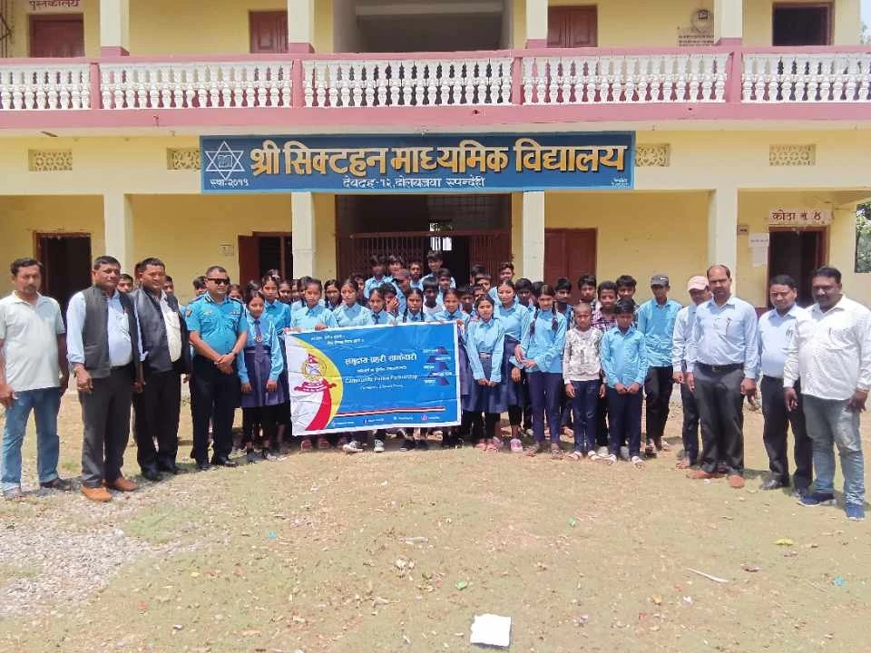 सिक्टहन माविका विद्यार्थीलाई स्वीटर  वितरण
