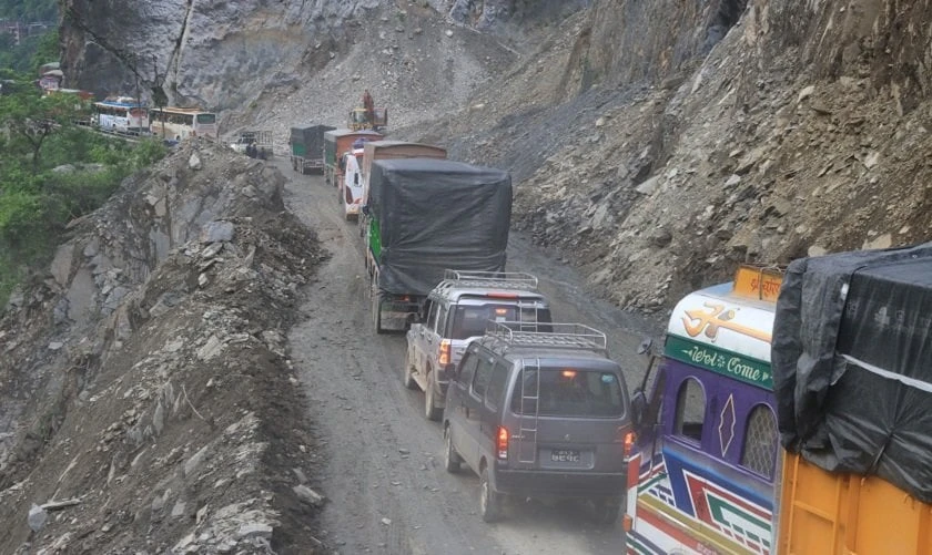 सिमलतालमा सडक भासिएपछि मुग्लिन–नारायणगढ सडक एकतर्फी