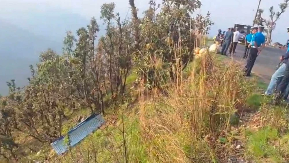 तम्घासतर्फ आउँदै गरेको जीप दुर्घटना हुँदा तीन जनाको मृत्यु,सात जना घाइते