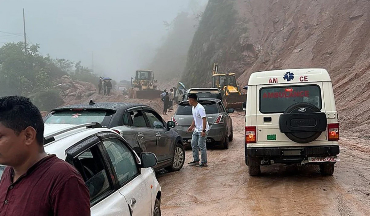 अविरल वर्षाले पोखरामा घर डुबान, पृथ्वी राजमार्ग भासियो
