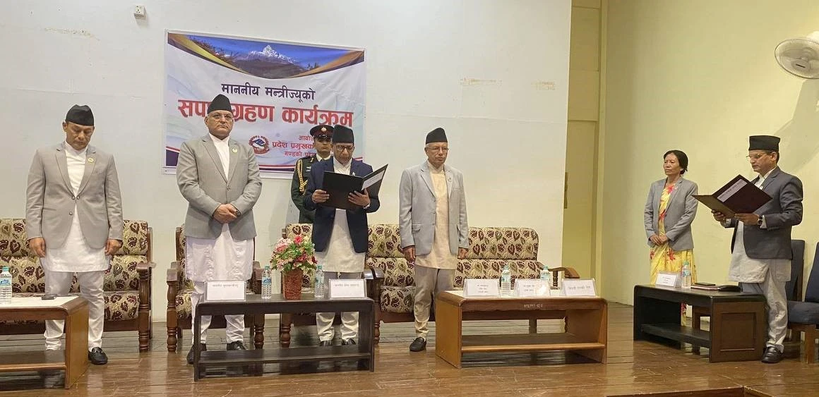 फणीन्द्र फेरि ऊर्जामन्त्री, लिए शपथ