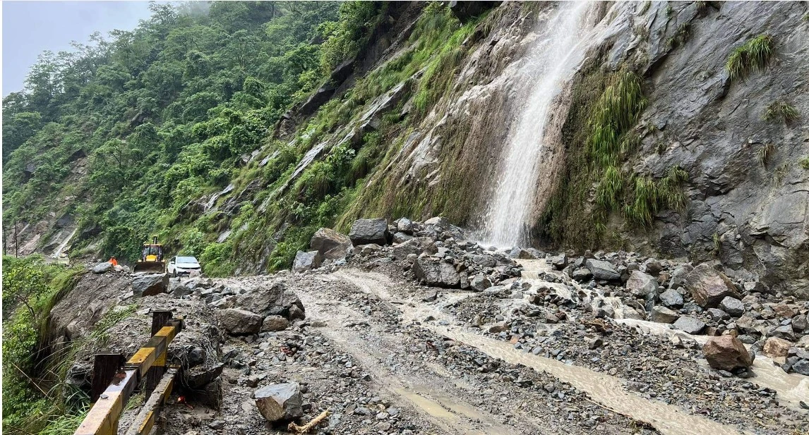 सिद्धबाबामा ढुङ्गा खस्दा सिद्धार्थ राजमार्ग अवरुद्ध