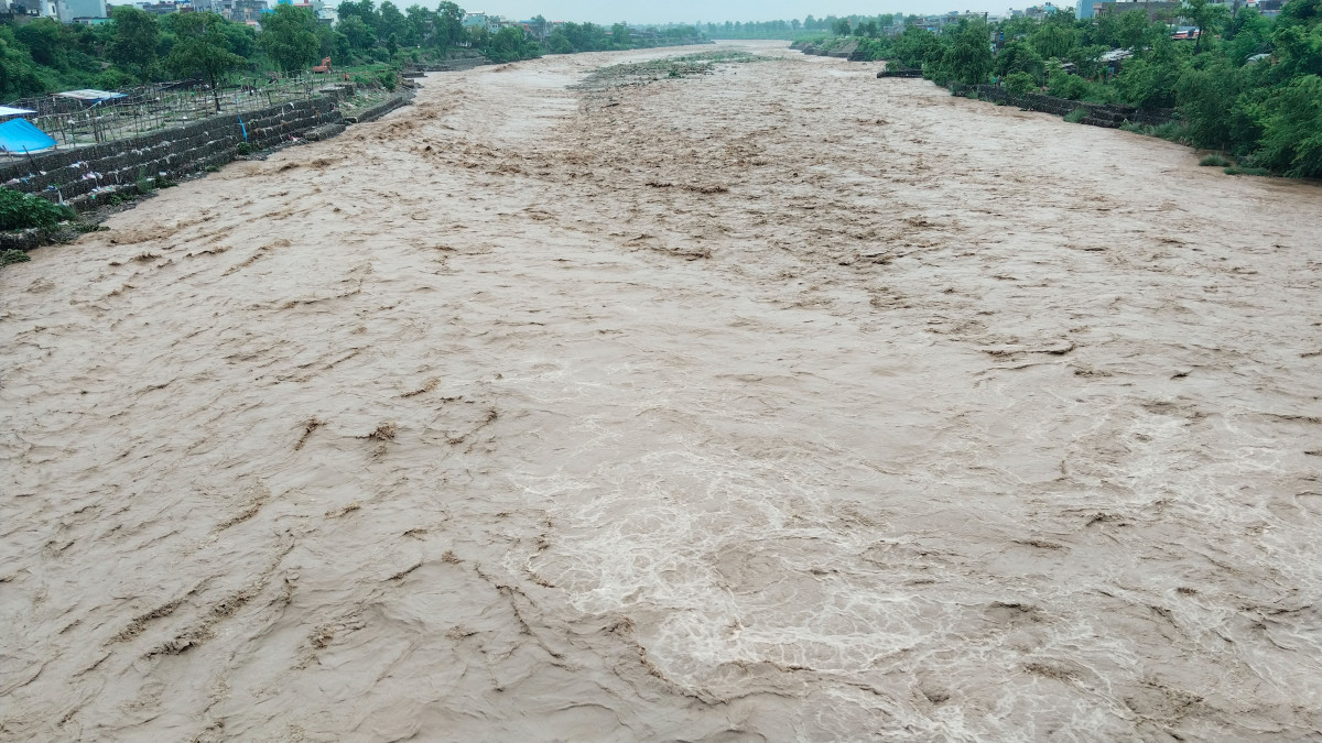 तनहुँमा पृथ्वी राजमार्गको कल्भर्ट बगायो, वैकल्पिक बाटो प्रयोग गर्न आग्रह