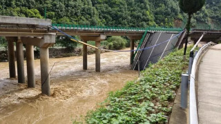 चीनमा राजमार्गको पुल नदीमा खस्दा एघार जनाको मृत्यु, तीस बेपत्ता