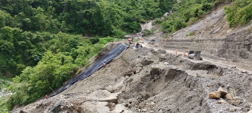सडक भासिएपछि सिद्धार्थ राजमार्ग रातिको समयमा ११ घण्टा बन्द हुने