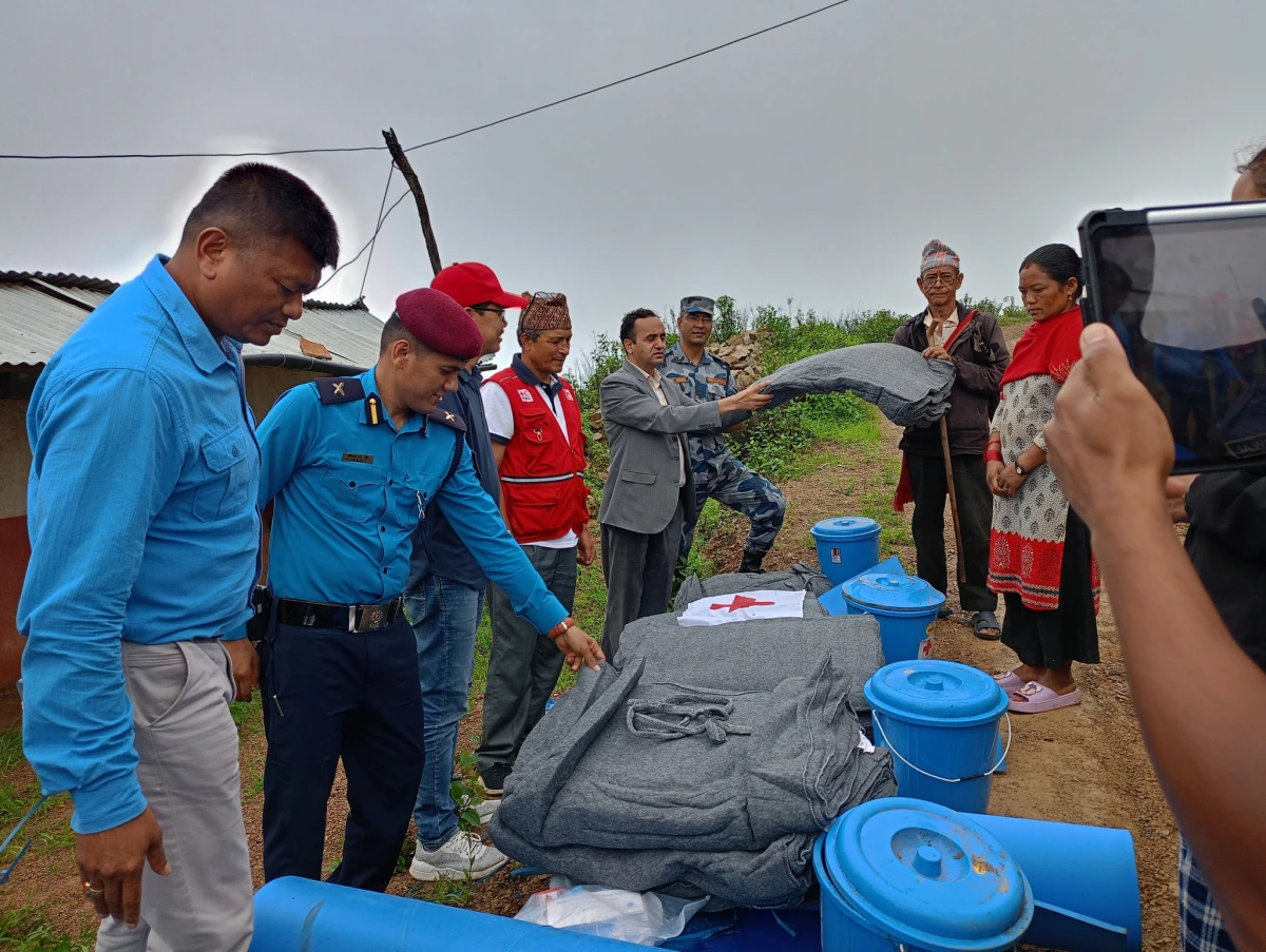 मजदुरले ट्र्याक्टर पनि पाएनन् , रोल्पादेखि अर्घाखाँचीसम्म चाउचाउकै भरमा पैदल यात्रा